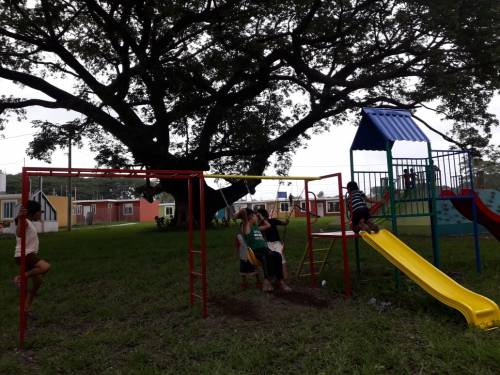 Varios niños juegan en las áreas verdes de las viviendas en La Finca La Industria. (Foto: Wilder López/Soy502)