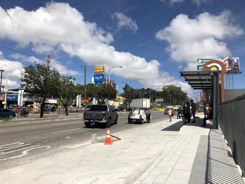 El nuevo centro comercial cuenta con una bahía para el abordaje de pasajeros en el sector. Se espera que los próximos meses se pueda instalar una pasarela en esta dirección. (Foto: Fredy Hernández/Soy502)