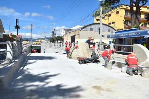 Los obreros se apresuran para entregar el viaducto en los próximos días. (Foto: Fredy Hernández/Soy502)