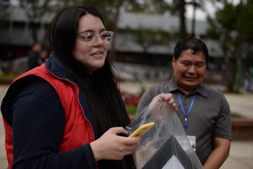 Alejandra Alvarado está recolectando fondos para que Fredy pueda pagar lo que necesita para graduarse. (Foto: Wilder López/Soy502)