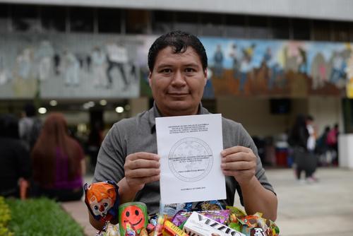 Si ves en la Universidad de san Carlos a Fredy ¡compra sus dulces! (Foto: Wilder L ópez/Soy502) 