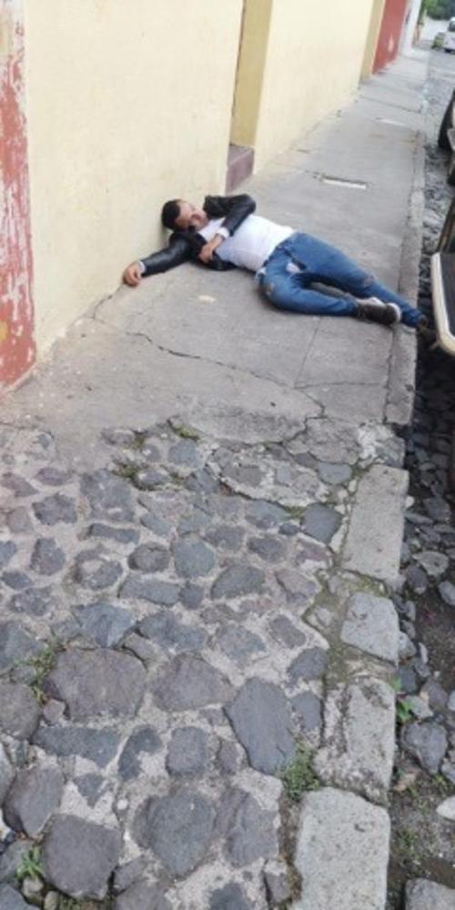 Marco Pappa aseguró que no es él quien aparece en una foto de un hombre tirado en una de las calles de Antigua Guatemala. (Foto: Redes Sociales)