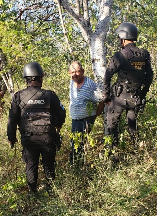 Momento en el que fue capturado Haroldo Lorenzana en Huité, Zacapa. (Foto: PNC)