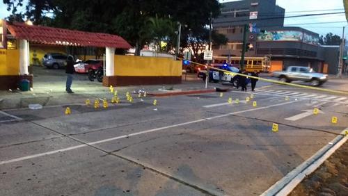 La escena del crimen fue analizada por investigadores de la PNC y el MP. (Foto: TV Azteca) 