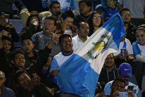 Gran parte del público ya ingresó al Estadio. (Foto: Rudy Martínez, Soy502)