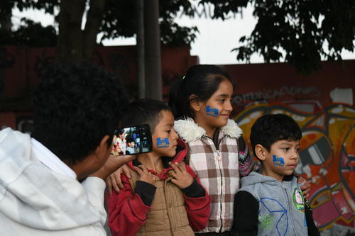 Los niños también viven la alegría del encuentro. (Foto: Rudy Martínez, Soy502)