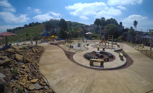 En la parte alta del parque se encuentra el área de juegos infantiles, mesas para día de campo, así como un salón comunal y servicios sanitarios. (Foto: Fredy Hernández/Soy502)