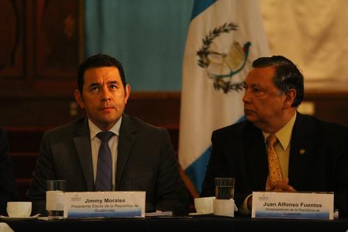 
Alfonso Fuentes Soria cuando fungió como vicepresidente designado invitó, como parte de la transición, a Jimmy Morales a varias actividades gubernamentales. (Foto: archivo/Soy502) 
