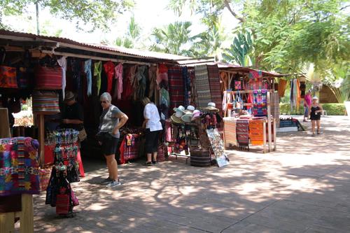 Algunos visitantes aprovechan para conocer sobre las artesanías de Guatemala y adquirir algunas como recuerdo por su paso por el país. (Foto: Inguat)