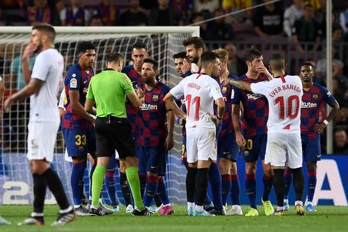 La molestia de los jugadores del Barcelona duró varios minutos. (Foto: AFP) 