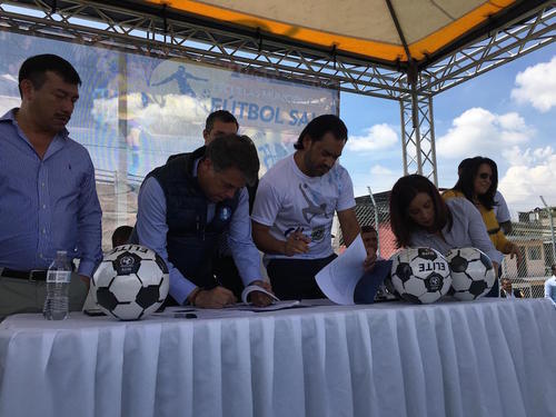 La firma entre el alcalde de Villa Nueva y el exjugador