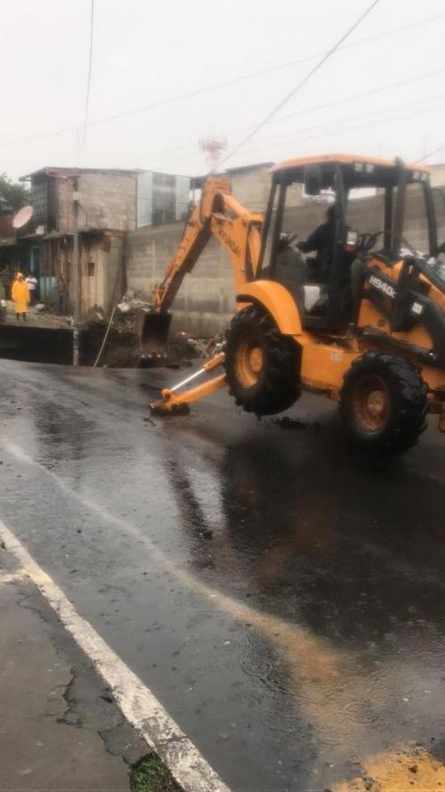 Así trabajan en el hundimiento en Mixco. (Foto: Municipalidad de Mixco) 