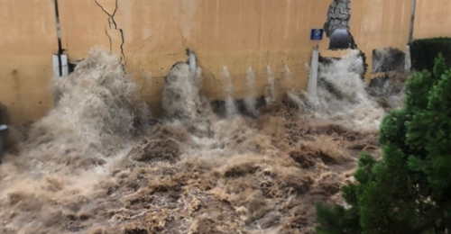 El muro cedió ante la gran cantidad de agua. (Foto: tomada de Facebook) 