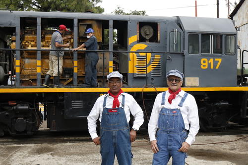 Roberto Tally y Mario Morales serán los operadores de las locomotoras. Su ilusión es crear una escuela de capacitación para las nuevas generaciones que quieran trabajar en este medio de transporte. (Foto: José David Patzán/Soy502)