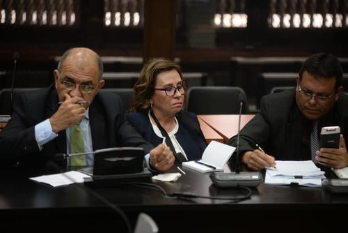 Sandra Torres junto a sus abogados. (Foto: Wilder López/Soy502)