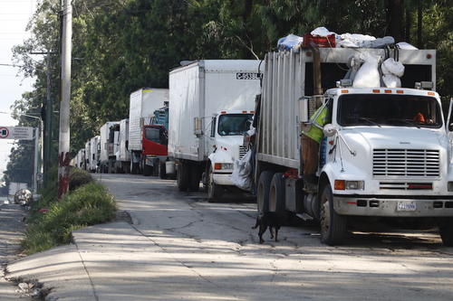 Los camiones recolectores de basura estaban haciendo cola para ingresar al vertedero, ocupaban unos dos kilómetros. (Foto: David Patzán/Soy502)