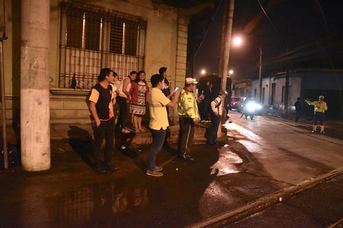 Los vecinos del sector de la 21 calle no perdieron detalle del recorrido de La Chula. (Foto: Fredy Hernández/Soy502)