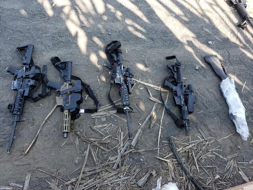 Armamento localizado en la finca de Sipacate donde aterrizó una supuesta narcoavioneta. (Foto: PNC)