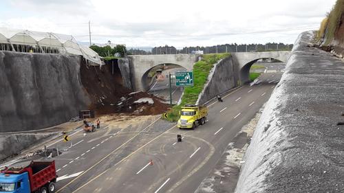 Tras el derrumbe, la zona es considerada de alto riesgo para los automovilistas. (Foto: Conred)