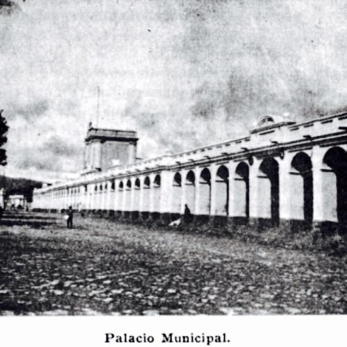 Fotografía del Ayuntamiento de Guatemala en 1907. Construido tras el traslado de la Ciudad al valle de la Ermita, estuvo en pie sobre el terreno que luego ocuparía el Palacio Nacional. (Foto: Wikipedia)