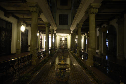 Los pasillos de Palacio Nacional son largos, con los techos altos y durante la noche con poca iluminación. (Foto: Wilder López/Soy502)