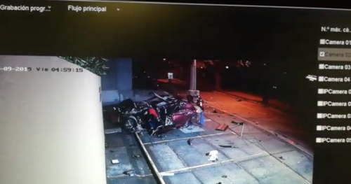 El piloto del vehículo está ileso y solo logra salir del automóvil. (Foto: Captura de pantalla)