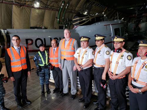 Las autoridades de Gobernación y de la PNC en la entrega de los cinco helicópteros. (Foto: cortesía PNC) 