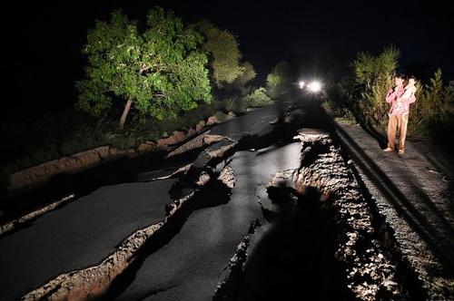 Enormes grietas quedaron por el terremoto en Pakistán. (Foto: AFP) 
