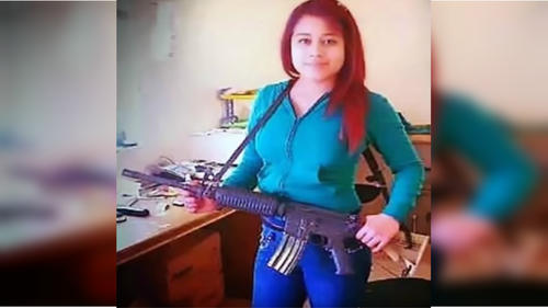 La muchacha llegó a manejar armamento de fuerte calibre como parte del grupo de sicarios del cartel. 