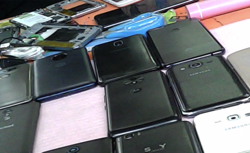 Decenas de celulares de diferentes marcas, colores, tamaños y precios, se pueden adquirir en El Guarda, la mayoría son robados. (Foto: Jessica Gramajo/Soy502)