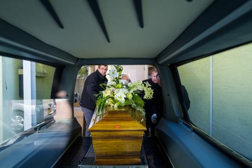 El cuerpo dentro del ataúd deberá estar dentro de una bolsa especial. (Foto con fines ilustrativos AFP) 