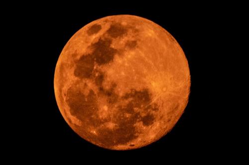 La luna llena se ve en el cielo sobre Bangkok el 7 de abril de 2020. (Foto: Mladen ANTONOV / AFP )