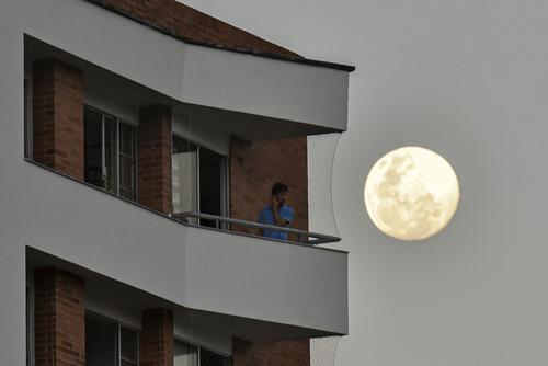 En Colombia mientras hay restricciones para salir por la crisis del covid-19. (Foto: Luis ROBAYO / AFP )