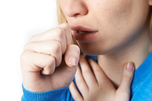 Los investigadores explicaron que al ser la tos seca uno de los principales síntomas, podría ser una clave para el diagnóstico del virus. (Foto: Mejor con Salud).