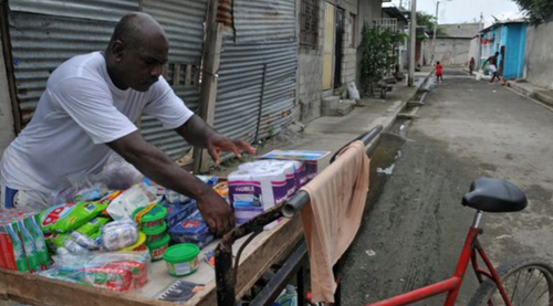 Un vendedor ambulante salió a las calles para promover sus productos pese a orden de aislamiento. (Foto: AFP) 