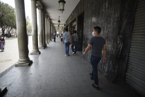 Son pocas las personas que recorren las calles del Centro Histórico y cuando se acerca la hora del toque de queda se reducen hasta que la ciudad se queda vacía. (Foto: Wilder López/Soy502)