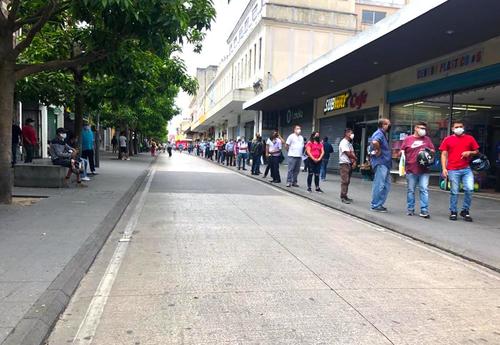 La mayoría de las personas que llegan a la zona 1 lo hace para realizar pagos o hacer trámites bancarios. (Foto: Fredy Hernández/Soy502)