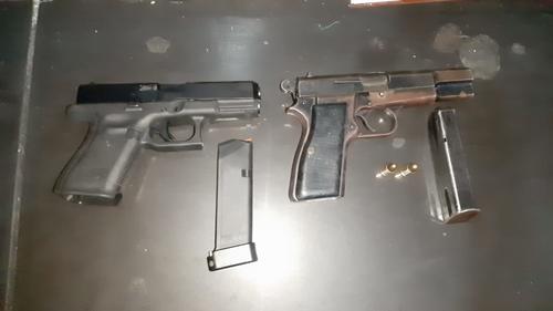 La pistola de la izquierda está registrada a nombre del médico y la otra no tiene registro. (Foto: PNC) 