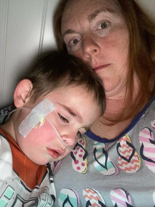 La doctora acompañó a su hijo todos los días que estuvo hospitalizado. (Foto: Mighty Littles)