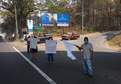 En el kilómetro 22 de Villa Nueva, ruta que conduce hacia El Pacífico, varias personas piden ayuda, utilizando banderas blancas. (Foto: Luis Barrios/Soy502)