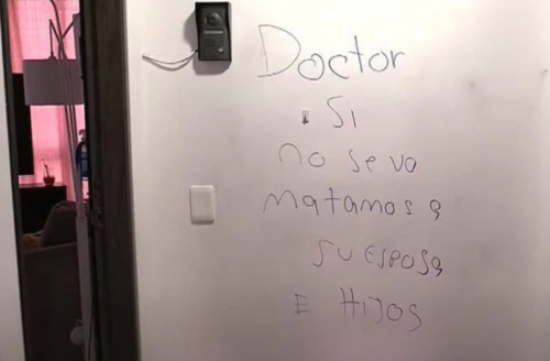Esta fue la amenaza que encontró el médico en el ingreso de su residencia. 