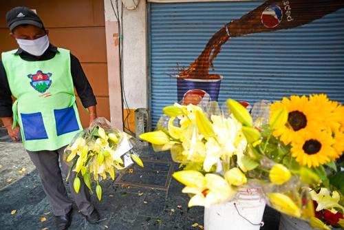 Vicente Chanchavac espera que la situación mejor y pueda volver a vender sus coloridas flores como lo hacía hasta hace unas semanas. (Foto: Wilder López/Soy502)