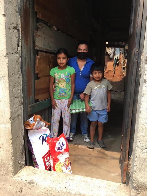La familia Gómez García agradece el apoyo que la asociación les ha brindado en esta crisis que golpea a los menos favorecidos. (Foto: Los Patojos)