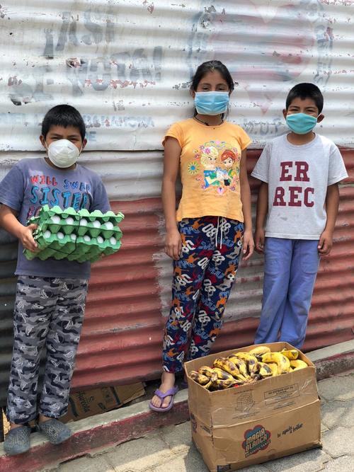 La familia Camey Noriega agradece el aporte para tener alimentos durante la crisis que empieza a agudizarse en Guatemala. (Foto: Los Patojos)