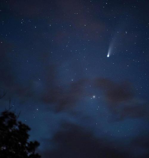 El cometa Neowise a su paso por Tikal. (Foto: Ricardo Obando)
