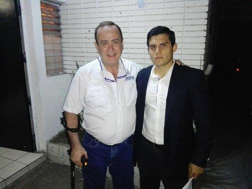 Hugo Marcos Girón en la campaña del partido Vamos y en su cargo en Conjuve. (Fotografía tomada de: Voxpopuliguate)
