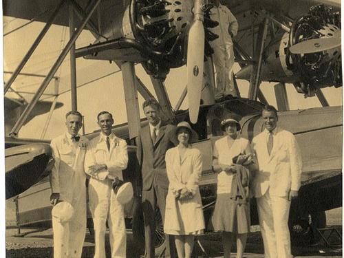 En el centro están Charles y Anne Lindbergh, en la zona del canal de Panamá, en septiembre de 1929, con este avión hicieron los primeros vuelos de arqueología aérea en Guatemala, Honduras y México. (Foto: National Air and Space Museum Archives’ Mother Tusch Collection)