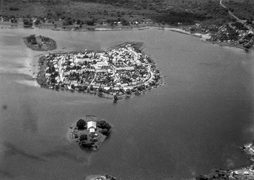 Isla de Flores en 1929. (Foto:  Charles Lindbergh. Retoque fotográfico: Rony Rodríguez)