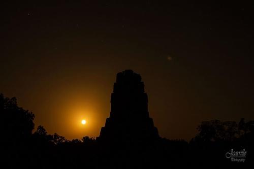 Uno de los templos destaca en la oscuridad. (Foto: Juan Carrillo)