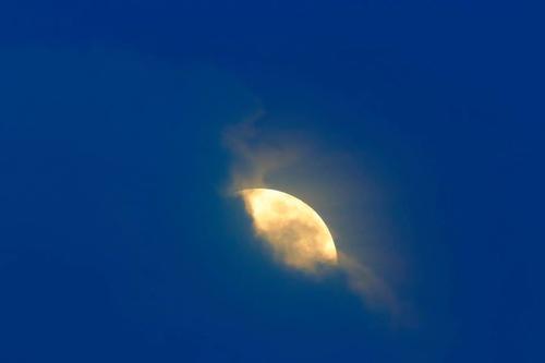 La luna se asoma tímidamente dando inicio al anochecer. (Foto: Ricardo Obando)